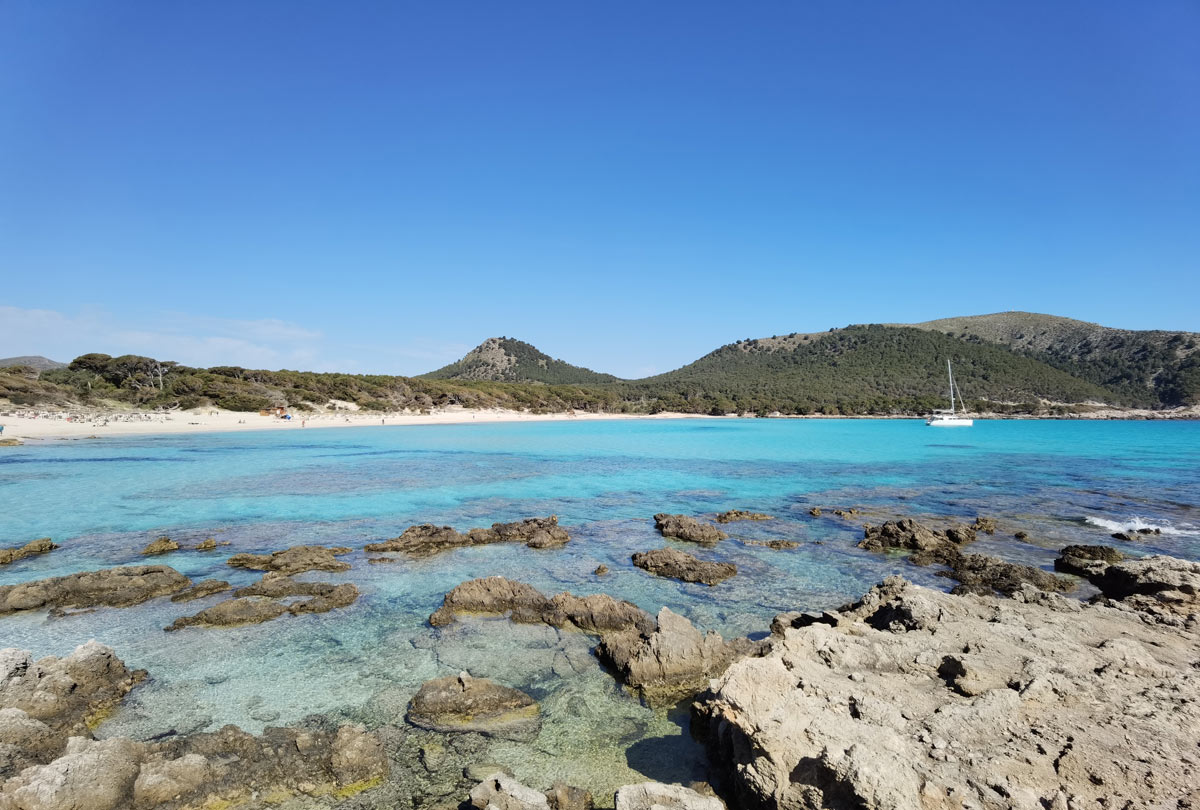 Plage aux eaux turquoises à Majorque