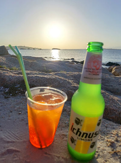 Boire un verre sur une plage en Sardaigne