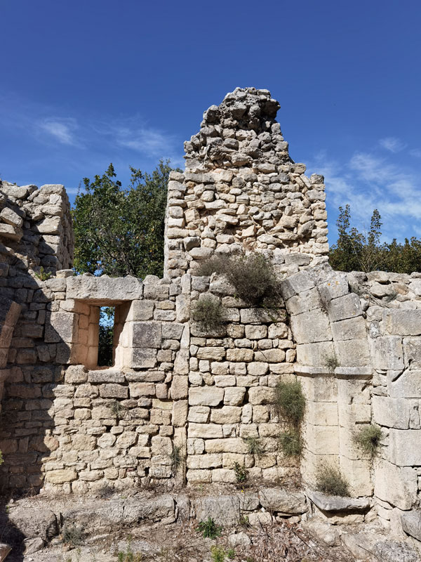 Les ruines de l'église du Fort de Buoux dans le Luberon