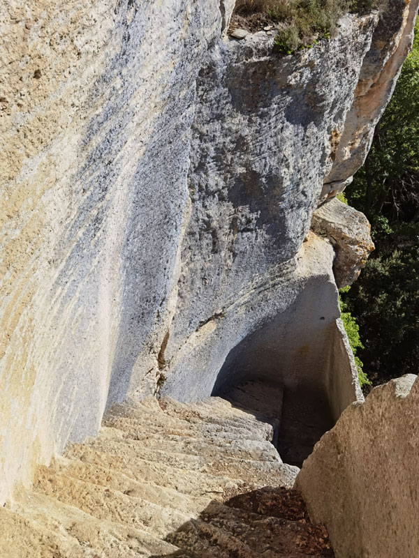 Escalier vertigineux creusé dans la pierre, fort de buoux