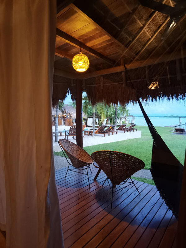 Bungalow avec vue sur la lagune à l'hotel Casa Bakal